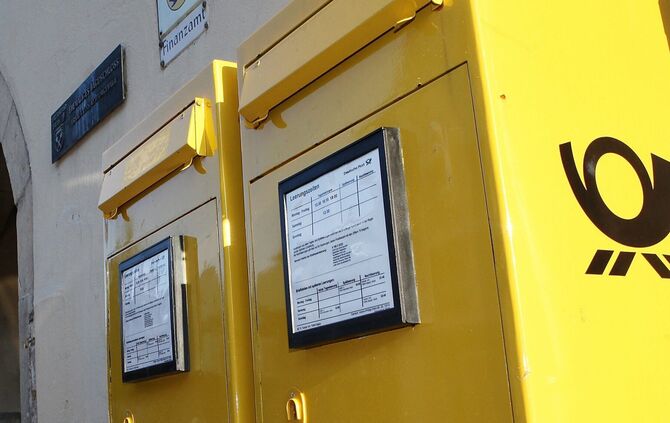 Briefkasten an der Johann-Philipp-Palm-Straße vor dem Schloss Aus diesem Briefkasten sind im Lauf der vergangenen Monate immer w