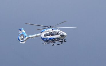 Hubschrauber Polizeihubschrauber Vermisst Vermisstensuche Blaulicht Symbol Symbolbild Symbolfoto
