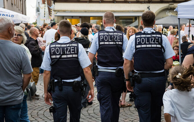 Polizeistreife auf dem City-Treff Winnenden 2025