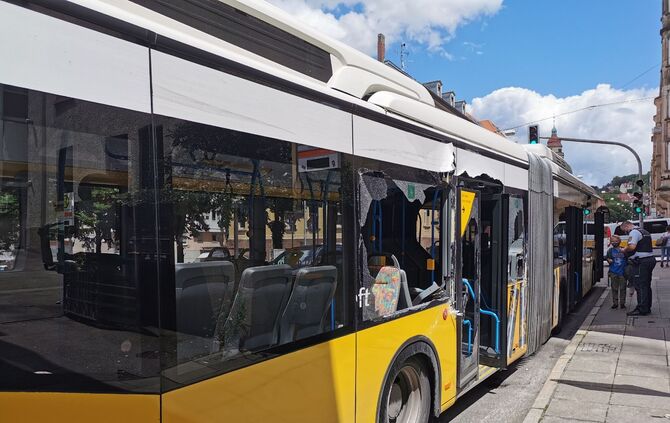 Stuttgart/B14: Unfall zwischen LKW und PKW