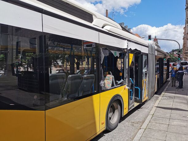 Stuttgart/B14: Unfall zwischen LKW und PKW