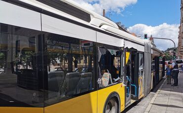 Stuttgart/B14: Unfall zwischen LKW und PKW