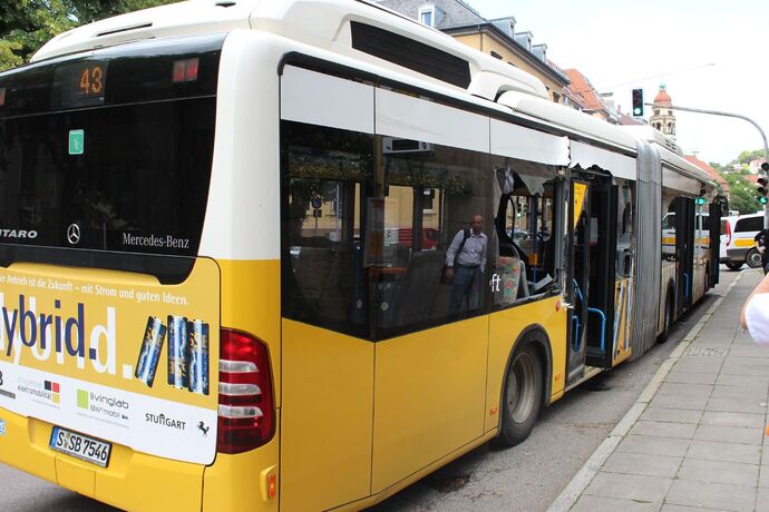 Stuttgart/B14: Unfall zwischen LKW und PKW