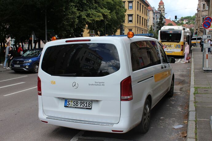 Stuttgart/B14: Unfall zwischen LKW und PKW