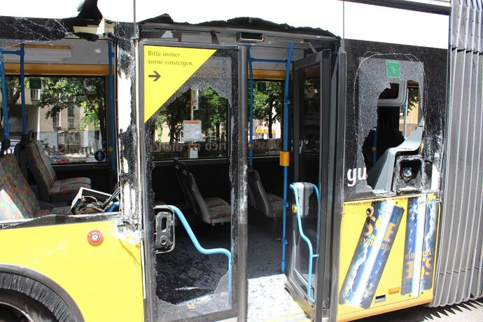 Stuttgart/B14: Unfall zwischen LKW und PKW