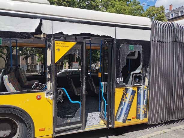 Stuttgart/B14: Unfall zwischen LKW und PKW