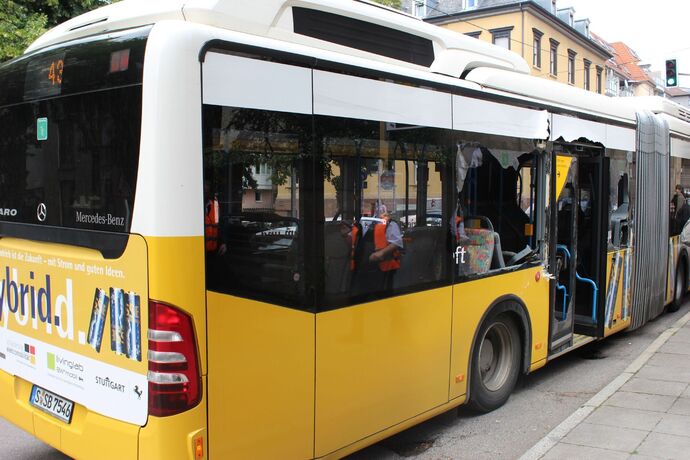 Stuttgart/B14: Unfall zwischen LKW und PKW