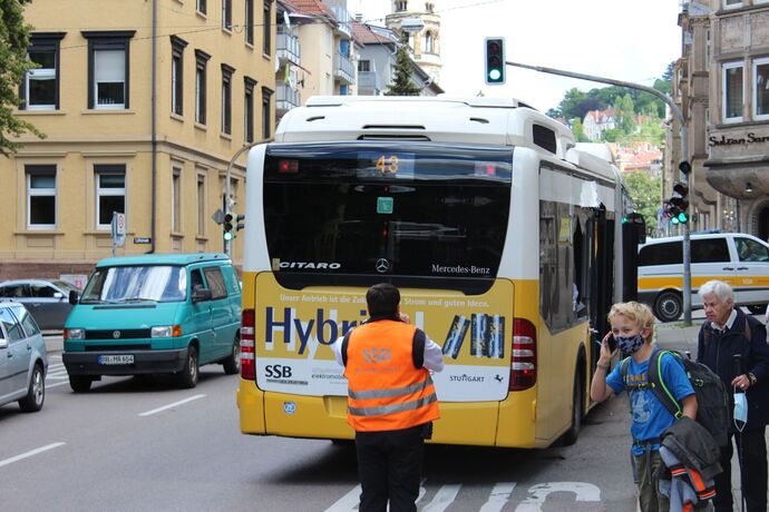 Stuttgart/B14: Unfall zwischen LKW und PKW
