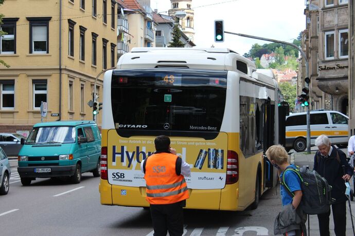 Stuttgart/B14: Unfall zwischen LKW und PKW