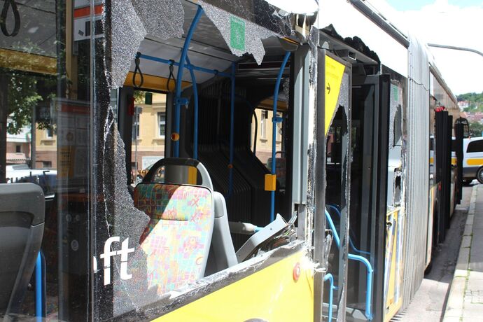 Stuttgart/B14: Unfall zwischen LKW und PKW