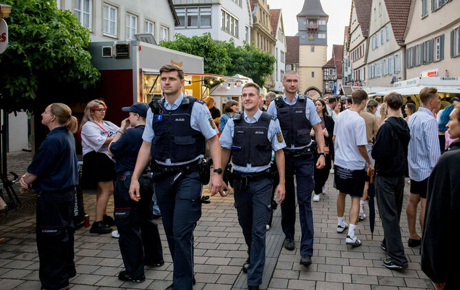 Polizeistreife auf dem City-Treff Winnenden 2025