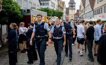 Polizeistreife auf dem City-Treff Winnenden 2025