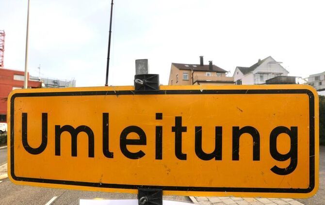 Schild Umleitung straßenverkehr baustelle symbol symbolbild symbolfoto