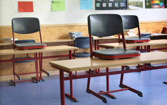 Schule stuhl tisch stühle Schulklasse Symbol Symbolbild symbolfoto