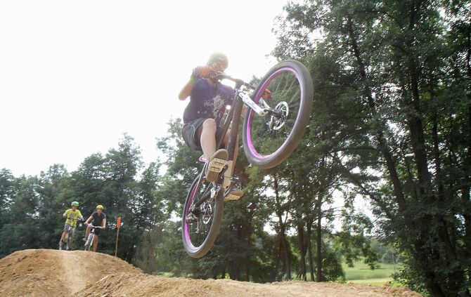 dirt berglen erlenhof. vier jugendliche haben eine "dirtstrecke" für sprünge mit dem rad initiiert. das sind mehrer erdhügel, mi