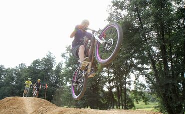 dirt berglen erlenhof. vier jugendliche haben eine "dirtstrecke" für sprünge mit dem rad initiiert. das sind mehrer erdhügel, mi