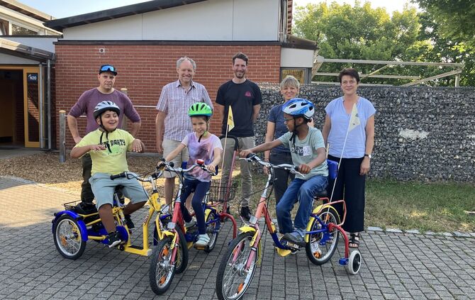Repair Café spendet in Kooperation mit Fahrrad Kaiser drei Spezialfahrräder an die Fröbelschule.