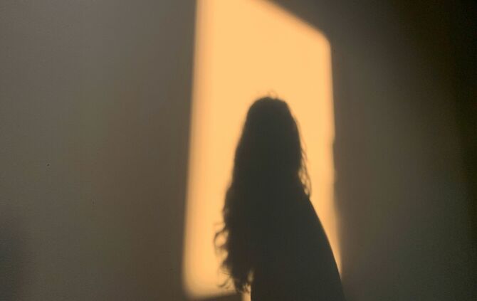 Schatten Frau lange Haare