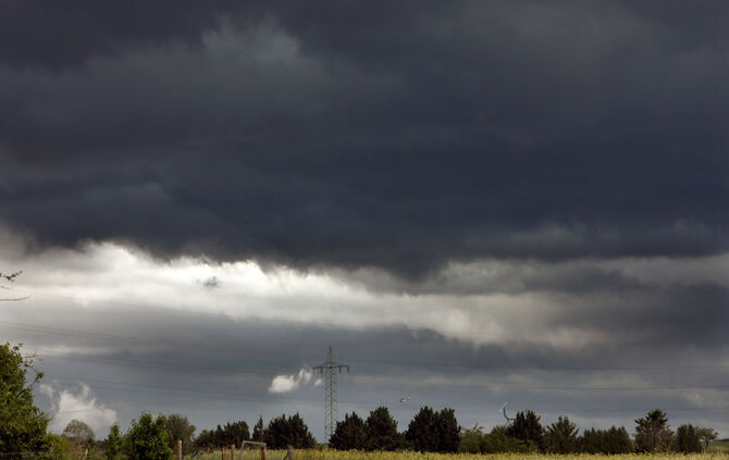 Wetter Gewitter Unwetter Wolken Gewitterwolken Symbol Symbolfoto