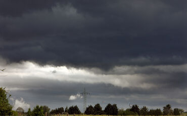Wetter Gewitter Unwetter Wolken Gewitterwolken Symbol Symbolfoto