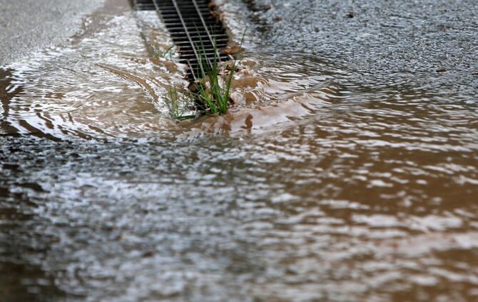 Regen Starkregen Gulli Pfütze Symbolfo - 1