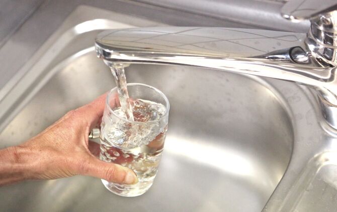 Wasser Trinkwasser Wasserhahn Wasserglas Symbolfoto