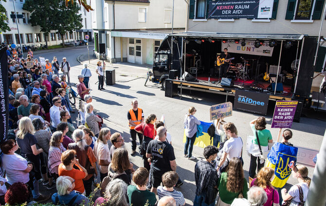 Schorndorfer Bündnis gegen Rassismus und Rechtsextremismus demonstriert gegen den "Bürger-Dialog" der AfD vor der Schorndorfer B
