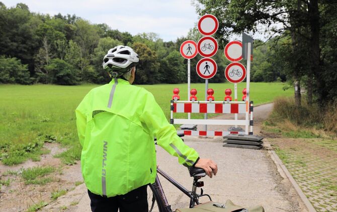 Absperrung des Remstalradwegs bei der Vogelmühle in Waiblingen.