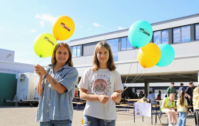 01 Jette (11) und Julia (12) besuchen das Lessing-Gymnasium Winnenden