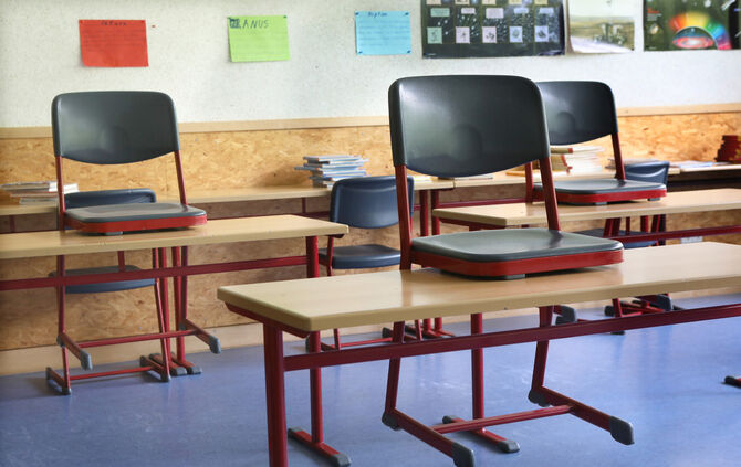 Schule stuhl tisch stühle Schulklasse Symbol Symbolbild symbolfoto