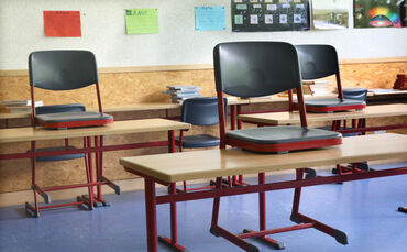 Schule stuhl tisch stühle Schulklasse Symbol Symbolbild symbolfoto