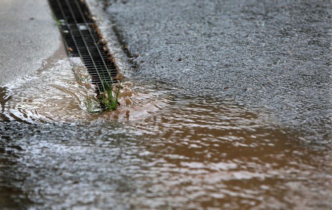 Regen Starkregen Gulli Pfütze Symbolfo