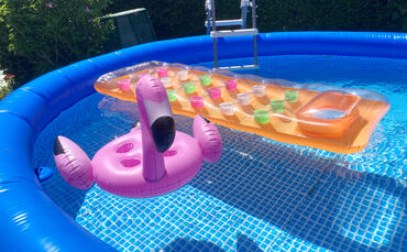Sommer Pool Planschbecken Luftmatratze symbol symbolbild symbolfoto