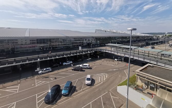 Flughafen Stuttgart Sommer Sommerferien Reisen Fliegen Urlaub Symbolfoto Symbolbild Symbol
