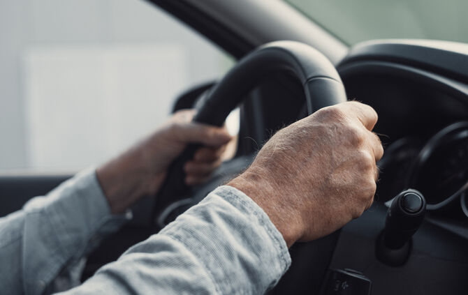 Auto Steuer Symbolfoto