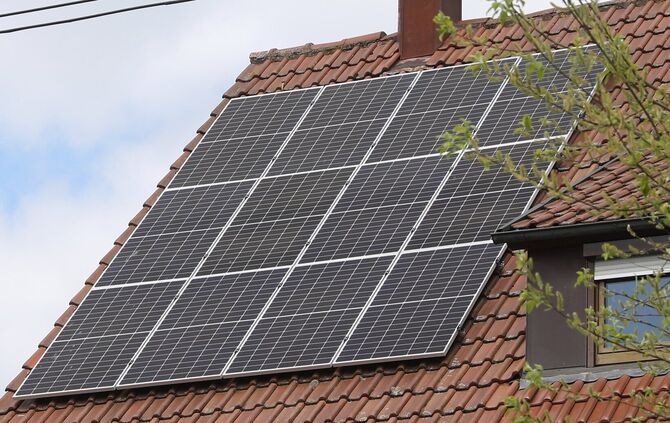 Nürtingen Photovoltaik Photovoltaikanlage von Jörg Nolle 
Rems-Murr: Jörg Nolle erzählt von den Problemen, ein Solar-Dach zu kri