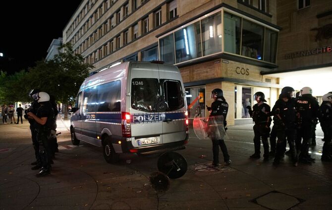 Stuttgart: Schwere Ausschreitungen in der Innenstadt – mehrere Verletzte Polizisten – zerstoerte Polizeifahrzeuge und Einkaufsla