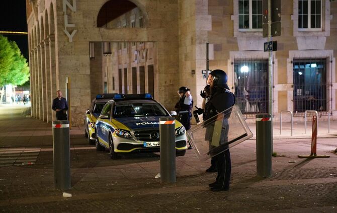 Stuttgart: Schwere Ausschreitungen in der Innenstadt – mehrere Verletzte Polizisten – zerstoerte Polizeifahrzeuge und Einkaufsla
