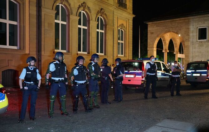 Stuttgart: Schwere Ausschreitungen in der Innenstadt – mehrere Verletzte Polizisten – zerstoerte Polizeifahrzeuge und Einkaufsla