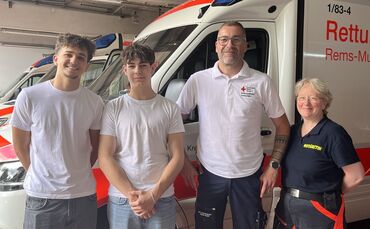 nach-dem-einsatz-treffen-semi-russ-filip-vrbetic-notfallsanitater-kai-frinke-und-notarztin-dr-stephanie-haaf-in-waiblingen-foto-