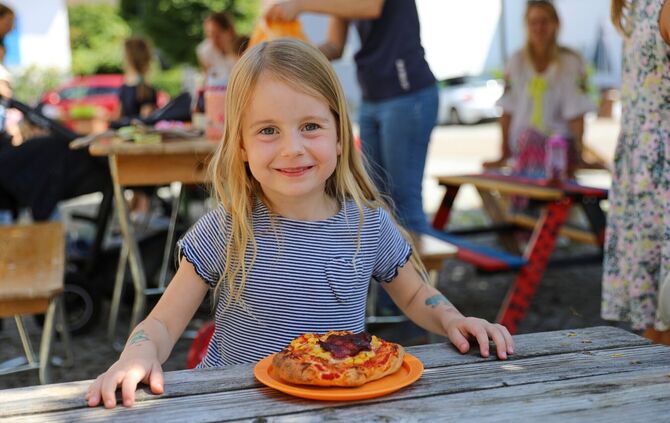 Leckere Pizza, frisch aus dem Holzbackofen.