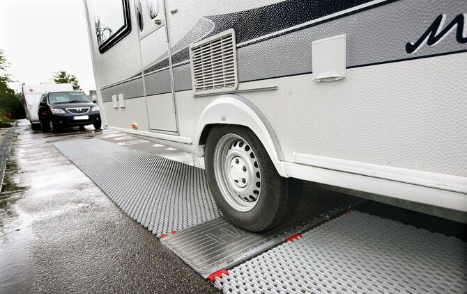 Wohnwagen Camper wiegeaktion überladung  waage smbol symbolbild symbolfoto