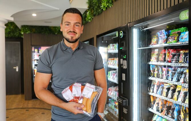 Ab jetzt gibt's Grillfleisch im Automatenladen in Korb. Fabian Eisenmann setzt auf neues Konzept.
