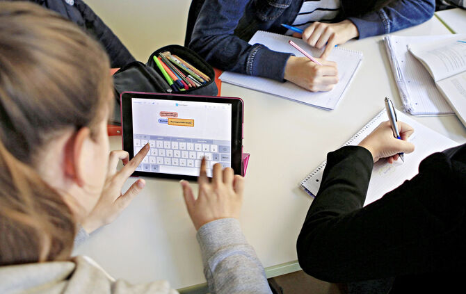 Schule unterricht Tablet Digital hausaufgaben symbol symbolbild symbolfoto
