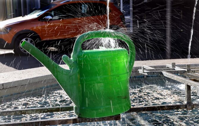 Wasser Gießkanne gießen Blumen Pflanzen Hitze Sommer Symbol Symbolbild Symbolfoto