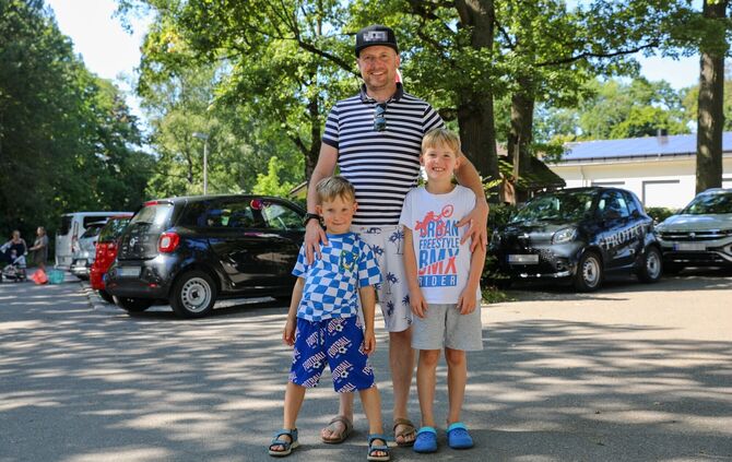 Familie Otto hat eine Dauerkarte für's Bittenfelder Freibad und meistens Glück bei der Parkplatzsuche.