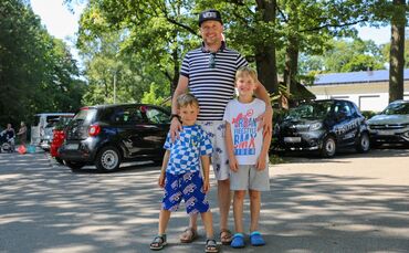 Familie Otto hat eine Dauerkarte für's Bittenfelder Freibad und meistens Glück bei der Parkplatzsuche.