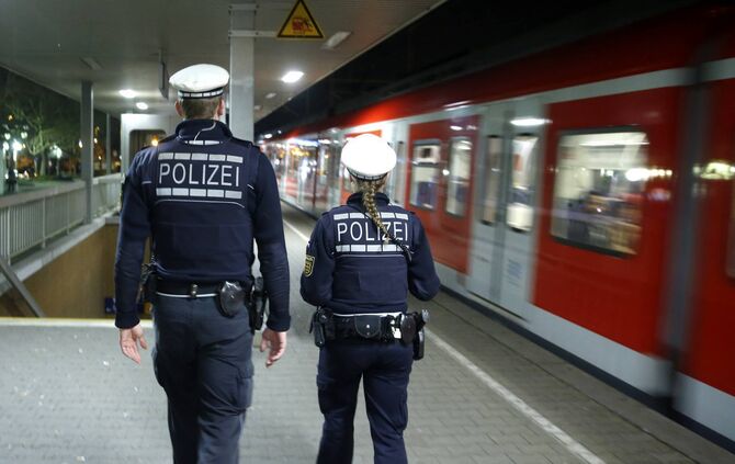Blaulicht S-Bahn Polizei Bahnhof Polizisten Streife Symbol Symbolbild Symbolfoto