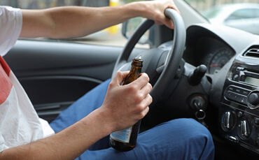 Kopie von Kopie von Alkohol am steuer im auto autofahrt bier symbol symbolbild symbolfoto