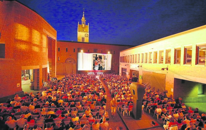 Fellbach Innenhof des Rathauses Fellbacher Sommernachts-Open-Air-Kino Vorpremiere des Films " Portugal - mon amour "